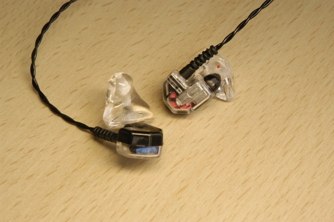 4 mẹo đơn giản, dễ thực hiện và 1 mẹo hơi khó nhằn sẽ giúp bạn khắc phục tình trạng kẹp chặt đến mức... nhức óc của một số loại tai nghe.