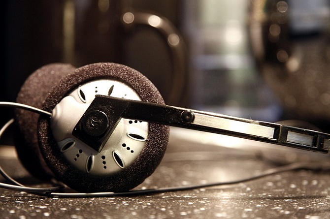 4 mẹo đơn giản, dễ thực hiện và 1 mẹo hơi khó nhằn sẽ giúp bạn khắc phục tình trạng kẹp chặt đến mức... nhức óc của một số loại tai nghe.