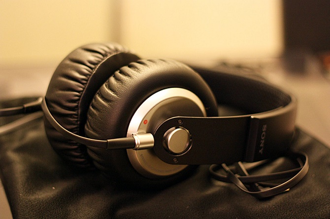 4 mẹo đơn giản, dễ thực hiện và 1 mẹo hơi khó nhằn sẽ giúp bạn khắc phục tình trạng kẹp chặt đến mức... nhức óc của một số loại tai nghe.