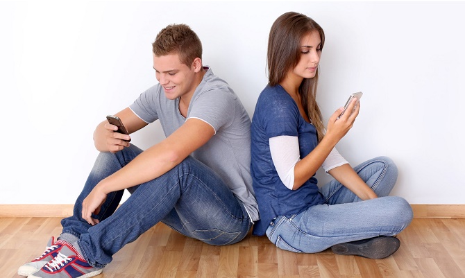 Khi đã trở thành một vật dụng quá quen thuộc trong cuộc sống, những chiếc điện thoại thông minh cũng trở thành một hiểm họa khủng khiếp đối với sức khỏe của chúng ta.