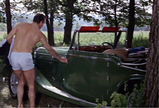 Bên cạnh những cô nàng xinh đẹp và các loại vũ khí đỉnh cao, những chiếc xe