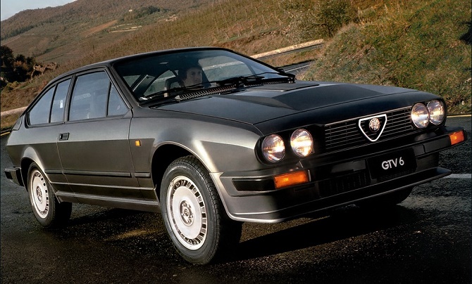 Bên cạnh những cô nàng xinh đẹp và các loại vũ khí đỉnh cao, những chiếc xe