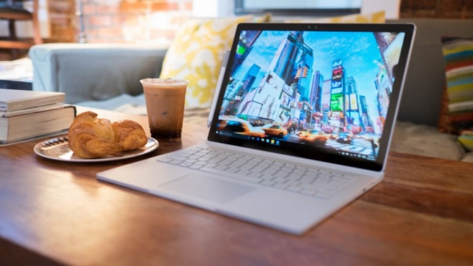 Chỉ hơn một ngày sau khi lên kệ, chiếc Surface Book của Microsoft đã nhận phải một loạt các lời chỉ trích về lỗi bao gồm cả phần cứng và phần mềm.