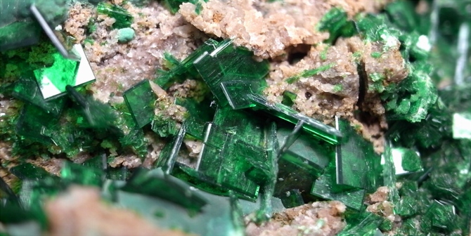 9 loại đá và khoáng chất đẹp mê hồn nhưng chết người - ảnh 9