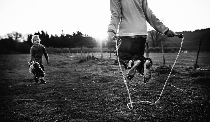 Ảnh: Trẻ làm gì khi không có smartphone, máy tính, tivi...? - ảnh 2