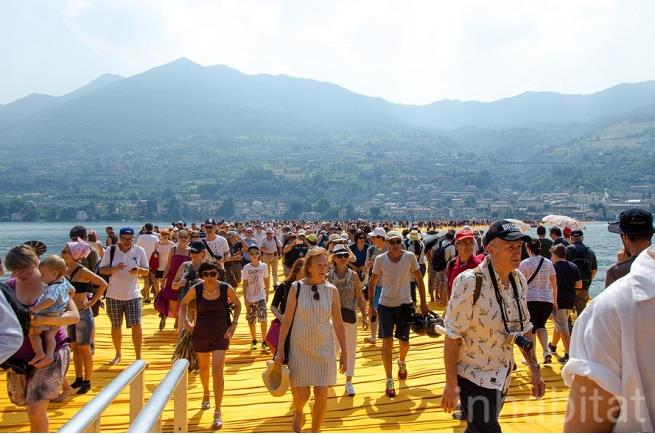 Cây cầu kỳ lạ giúp hơn nửa triệu người đi trên mặt nước - ảnh 2