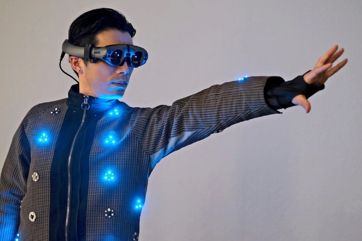 Nhật Bản đón đầu xu thế quần áo thông minh với các sản phẩm dành cho game thủ và... chó