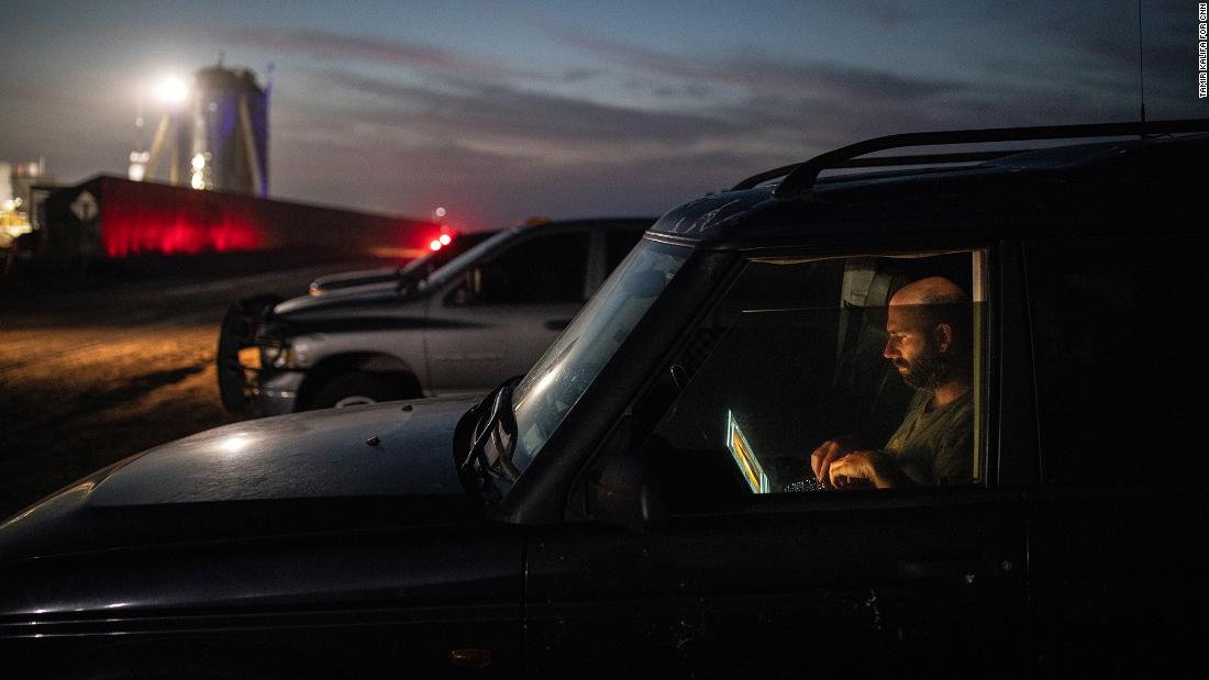 SpaceX đã tạo ra ngành công nghiệp săn tin triệu view như thế nào?