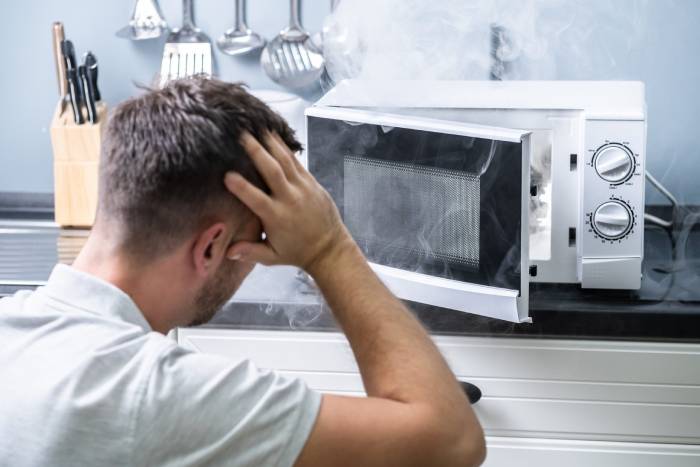 Đứng cạnh lò vi sóng có nguy hiểm không?