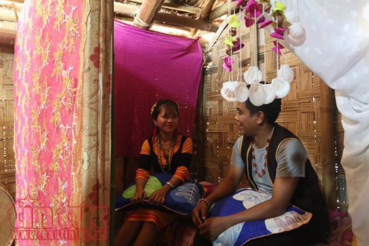 While dating, a Raglai boy and girl are allowed to sleep together but not to have sex. (Photo: baotintuc.vn)