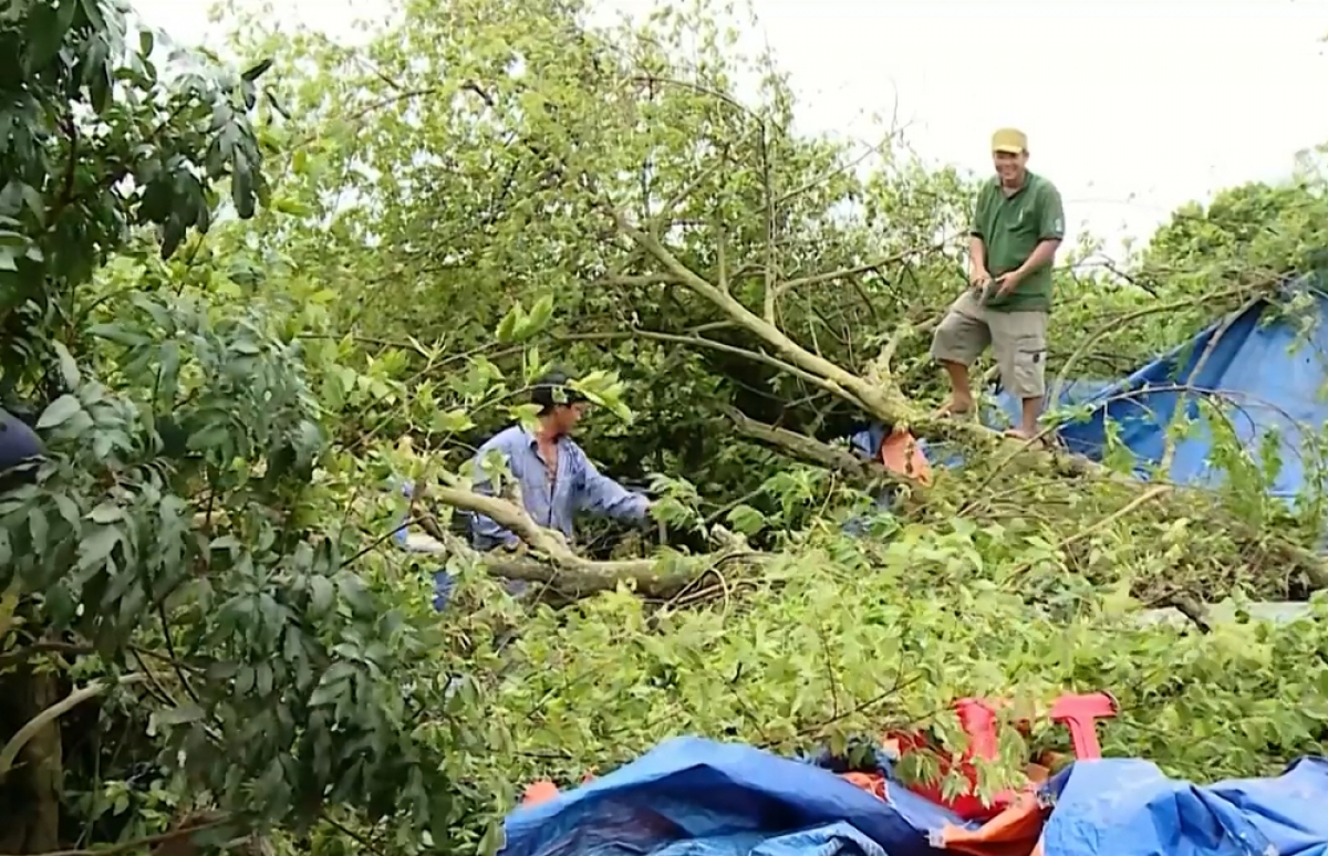 Các lực lượng tại chỗ đến hiện trường giúp dân khắc phục hậu quả thiên tai.