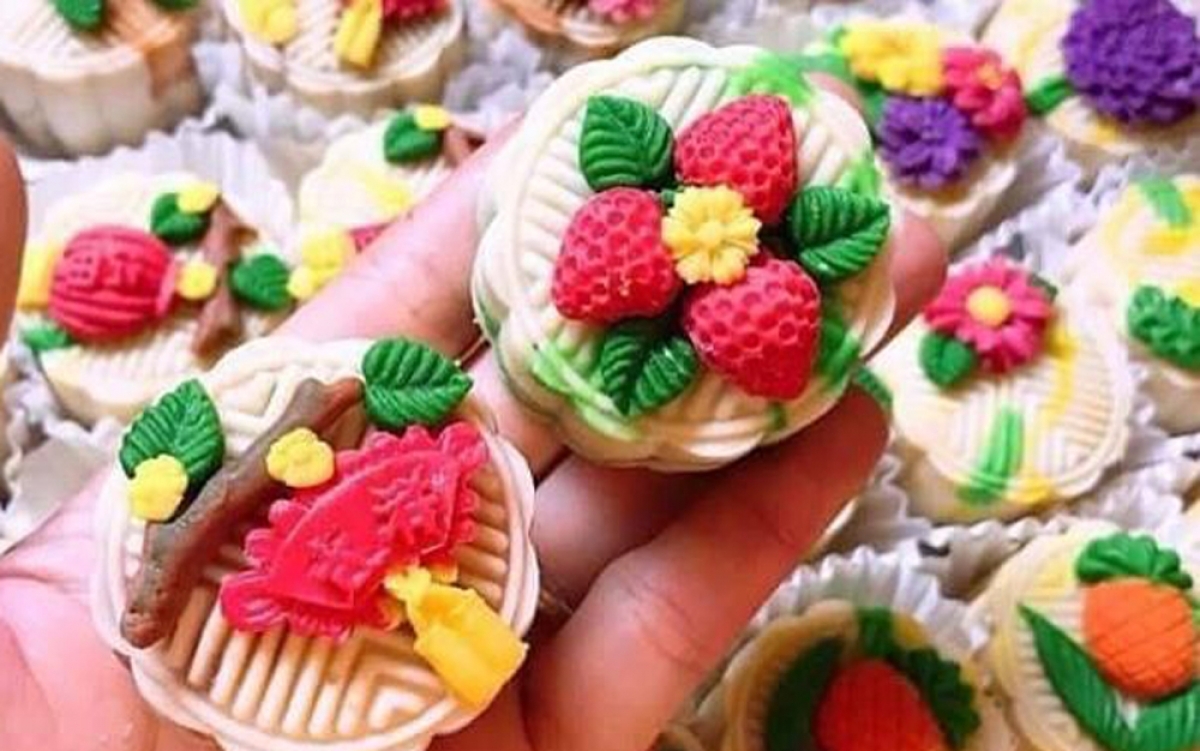 This year small mooncakes which come in the shape of various animals and flowers are popular in the domestic market, with each one weighing between 45 grams and 150 grams. (Photo: Vnexpress.net)