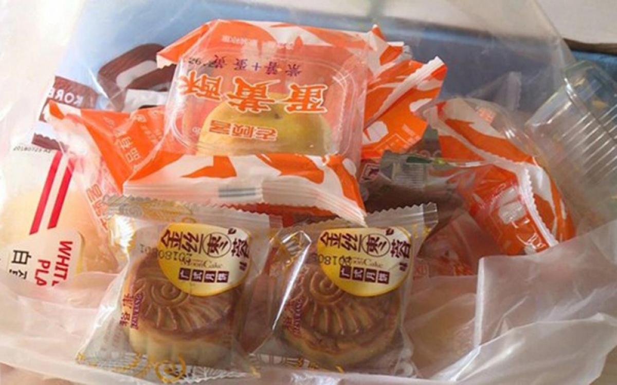 Each mooncake costs between VND3,000 (US$0.13) and VND4,500 (US$0.19). (Photo: Tienphong.vn)
