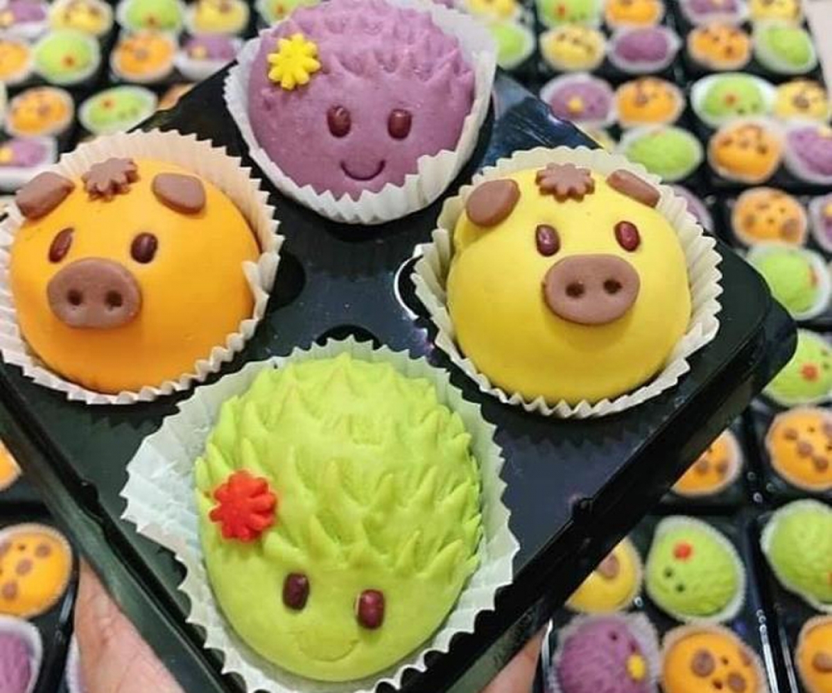 A box containing four mooncakes costs VND99,000 (roughly US$4.3). It contains many different flavours for people to enjoy, including pineapple leave, green bean, taro, and chocolate. (Photo: Vnexpress.net)