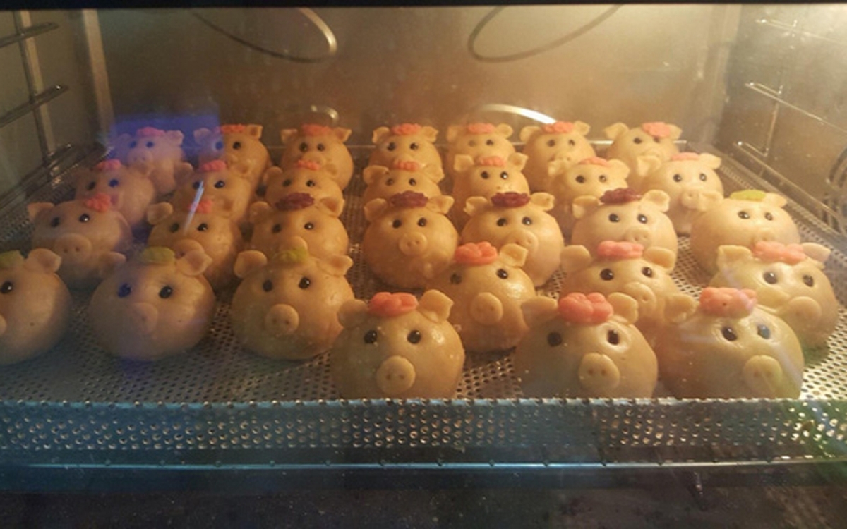 Lovely mooncakes feature cartoon characters or the 12 zodiac signs. (Photo: Dantri.com.vn)