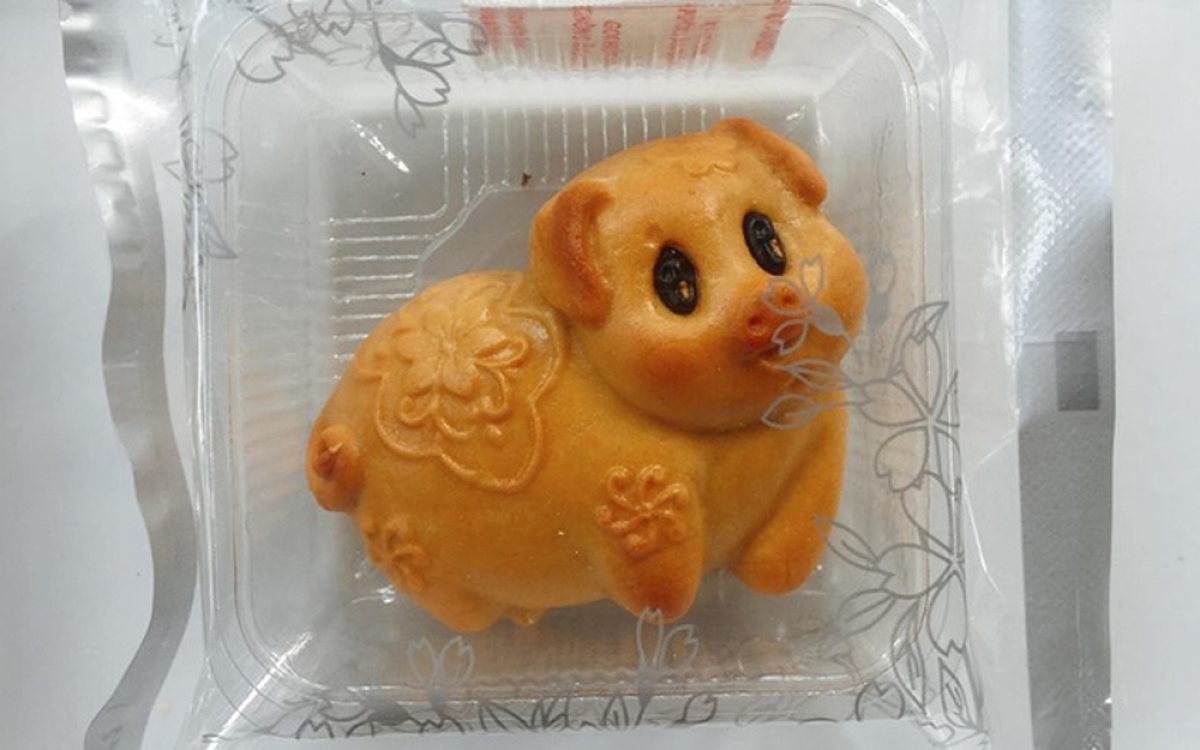 These cakes come in small sizes, only one fourth of the size of traditional mooncakes. (Photo: Dantri.com.vn)