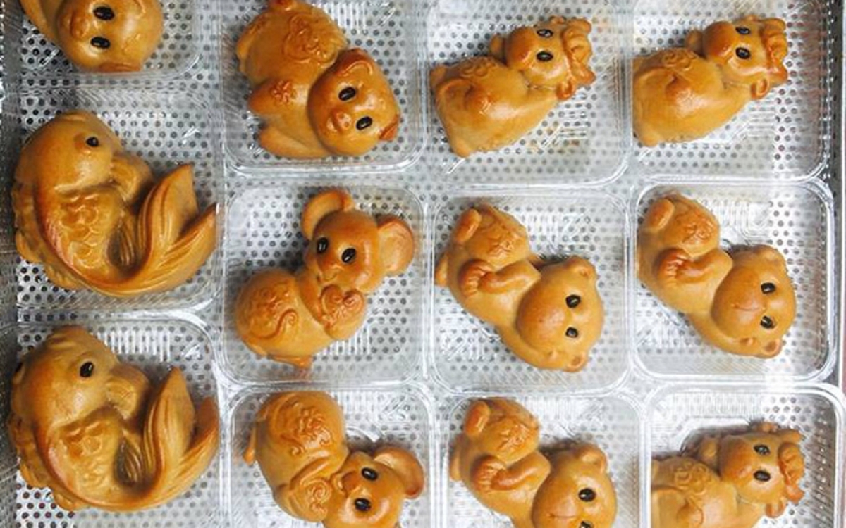 Small and lovely cakes are often given as gifts for children to enjoy during their full-moon festival celebrations. (Photo: Dantri.com.vn)