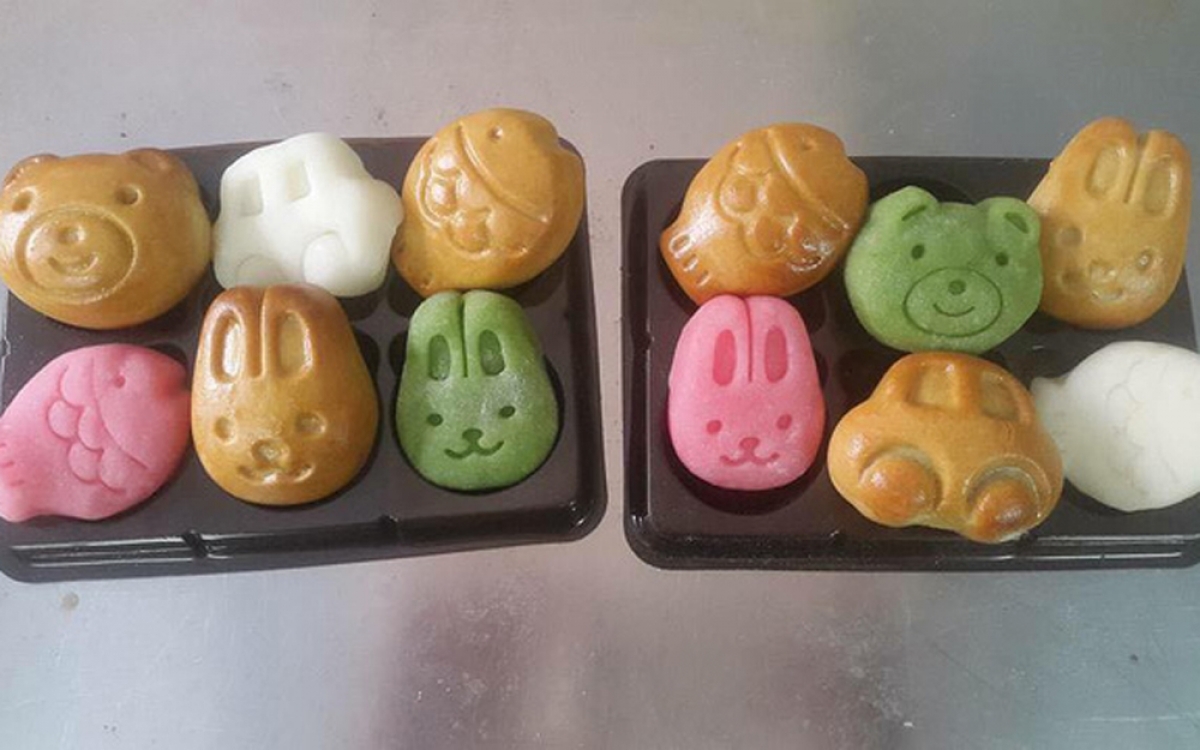 Each small mooncake is valued at VND7,000 (US$0.3), while larger ones are priced at between VND15,000 (US$0.65) and VND20,000 (US$0.86) each. (Photo: Dantri.com.vn)