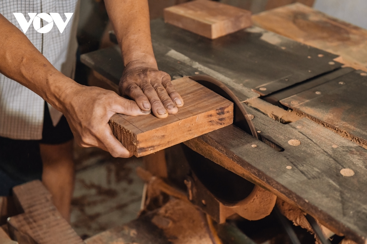 New machinery is used to help the artisan reduce the time it takes to smoothen the mould.