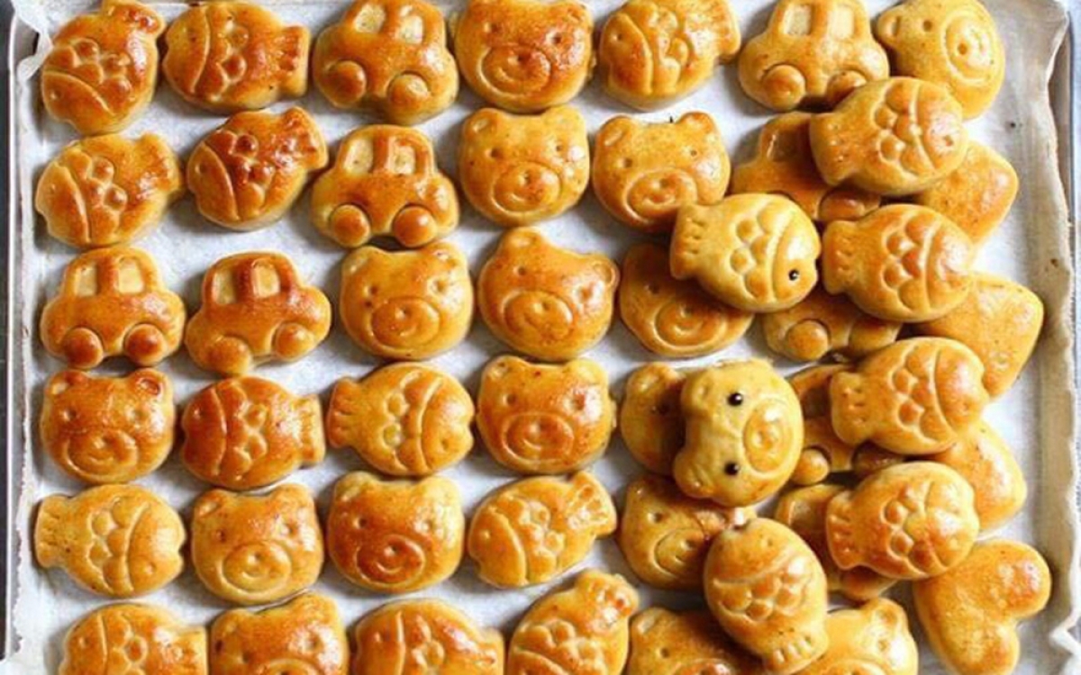 Many primary schools and kindergartens order mini mooncakes in order to give them as gifts for children during the Mid-Autumn Festival. (Photo: Dantri.com.vn)