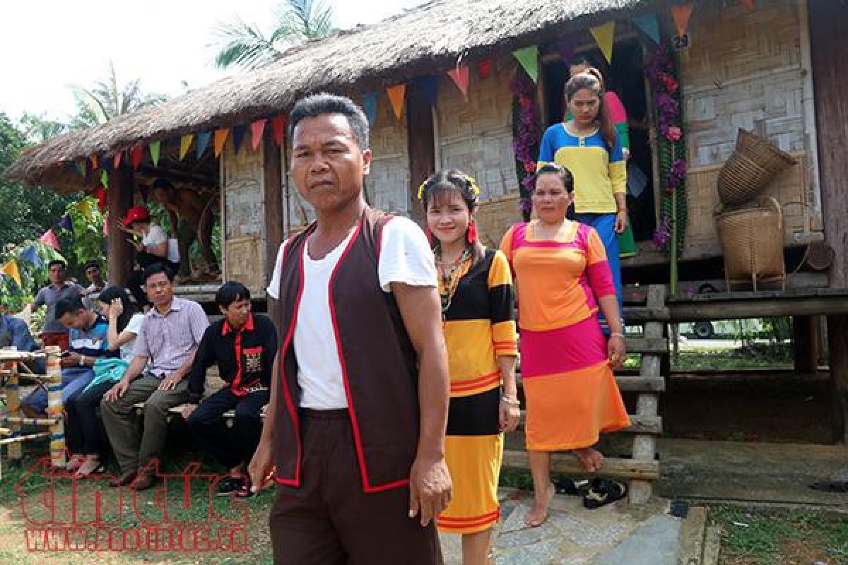 The main wedding ceremony of the Raglai is held at the bride's family. (Photo: baotintuc.vn)