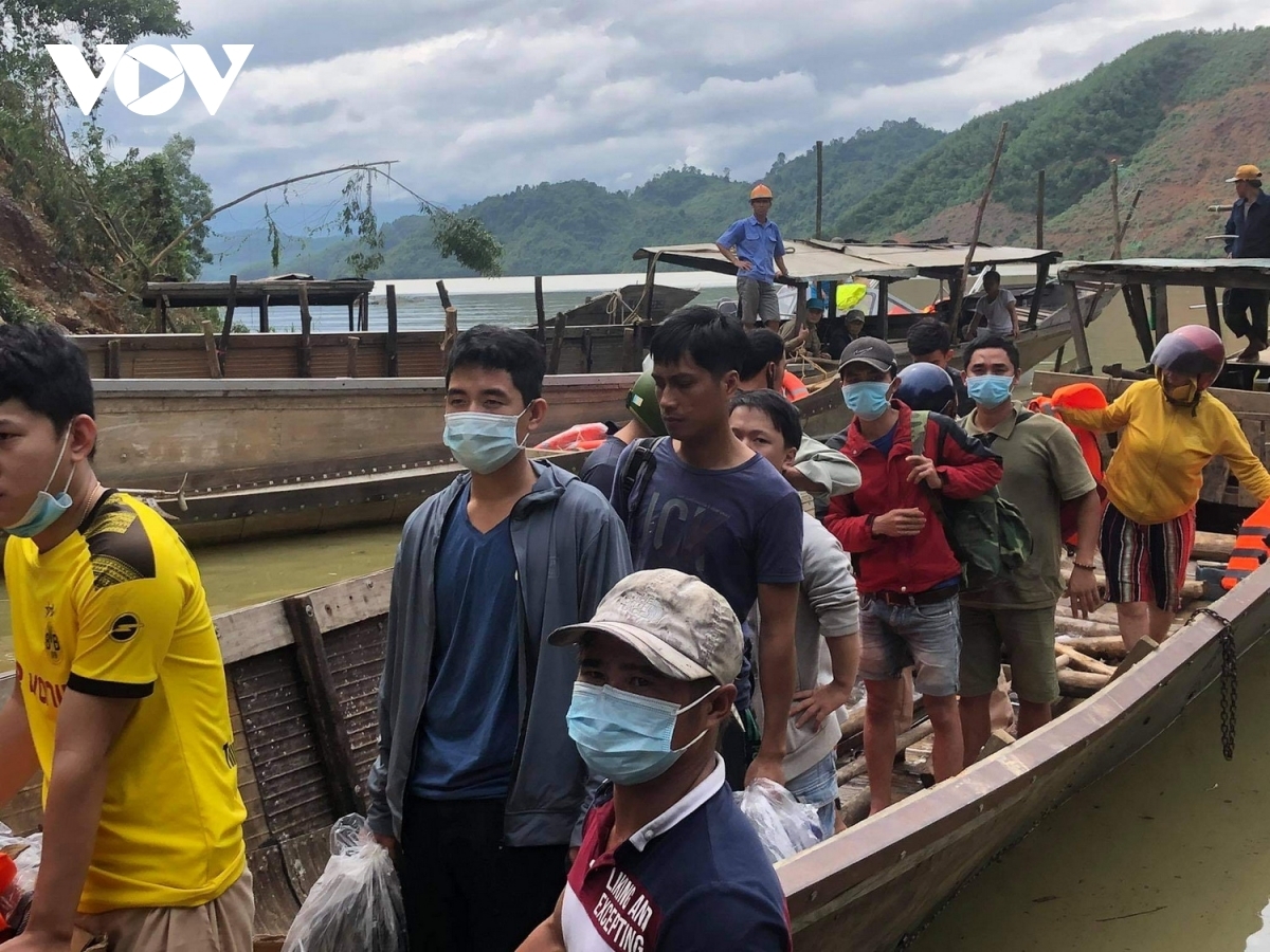 About 19 people, including two Indian experts, have been rescued and transferred to Rao Trang Hydropower Company headquarters in Hue