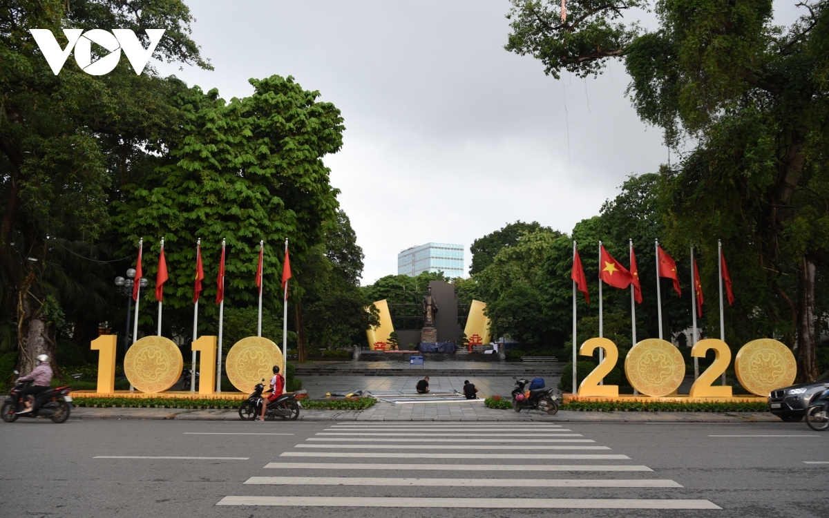 A large display commemorates the 1,010th founding anniversary of Thang Long-Hanoi at the King Ly Thai To statue flower garden.