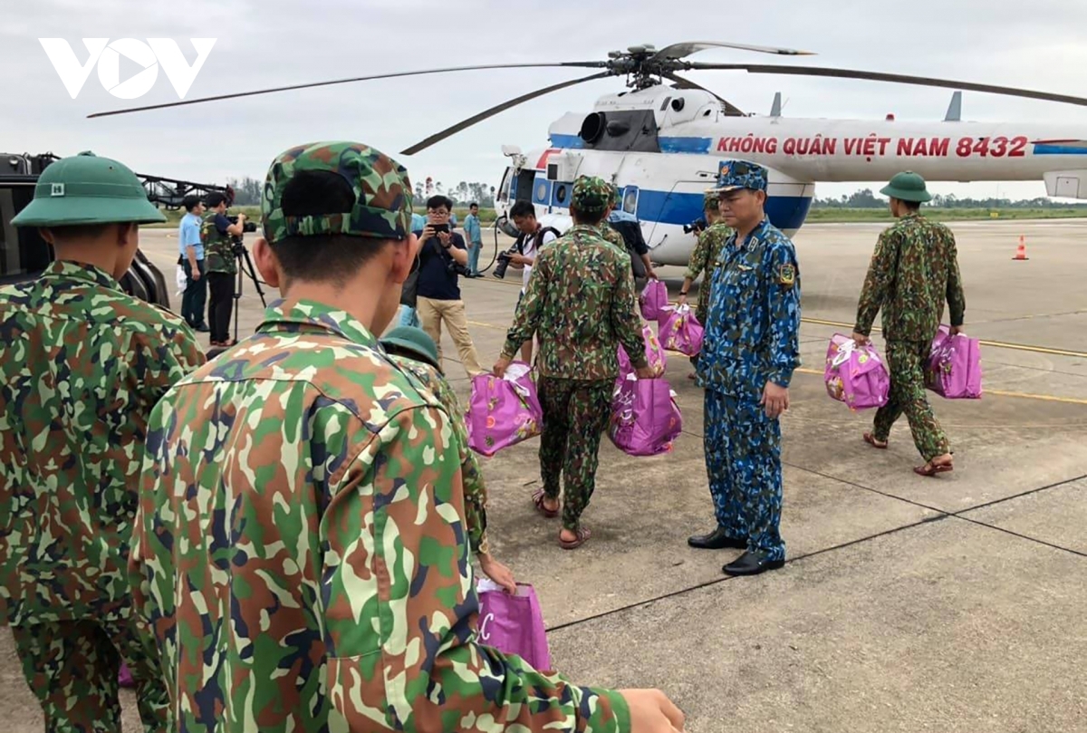 Military forces load the helicopter with food