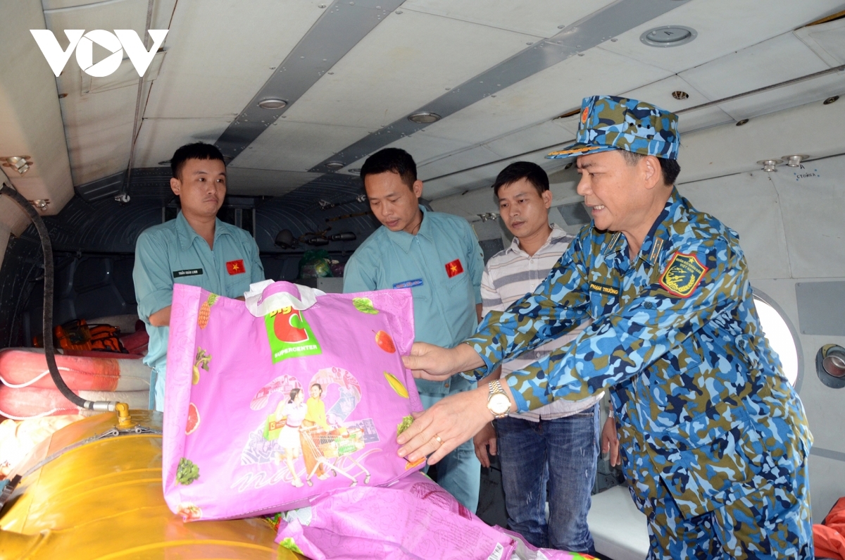 Major General Pham Truong Son, Deputy Commander of the Air Defense–Air Force Service, is also participating in the flight