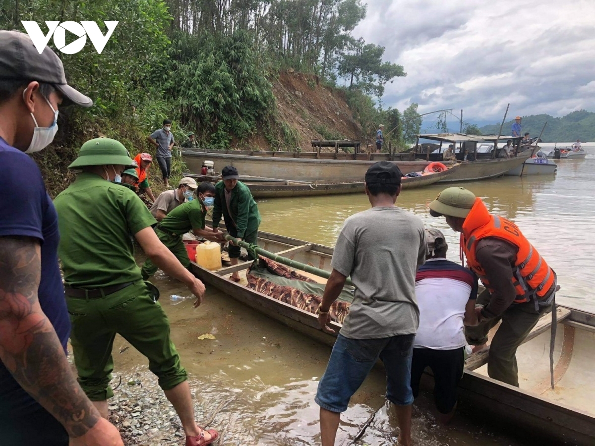 Rescue teams are able to recover the body of the first victim of the landslide and transfer it to a waiting boat.