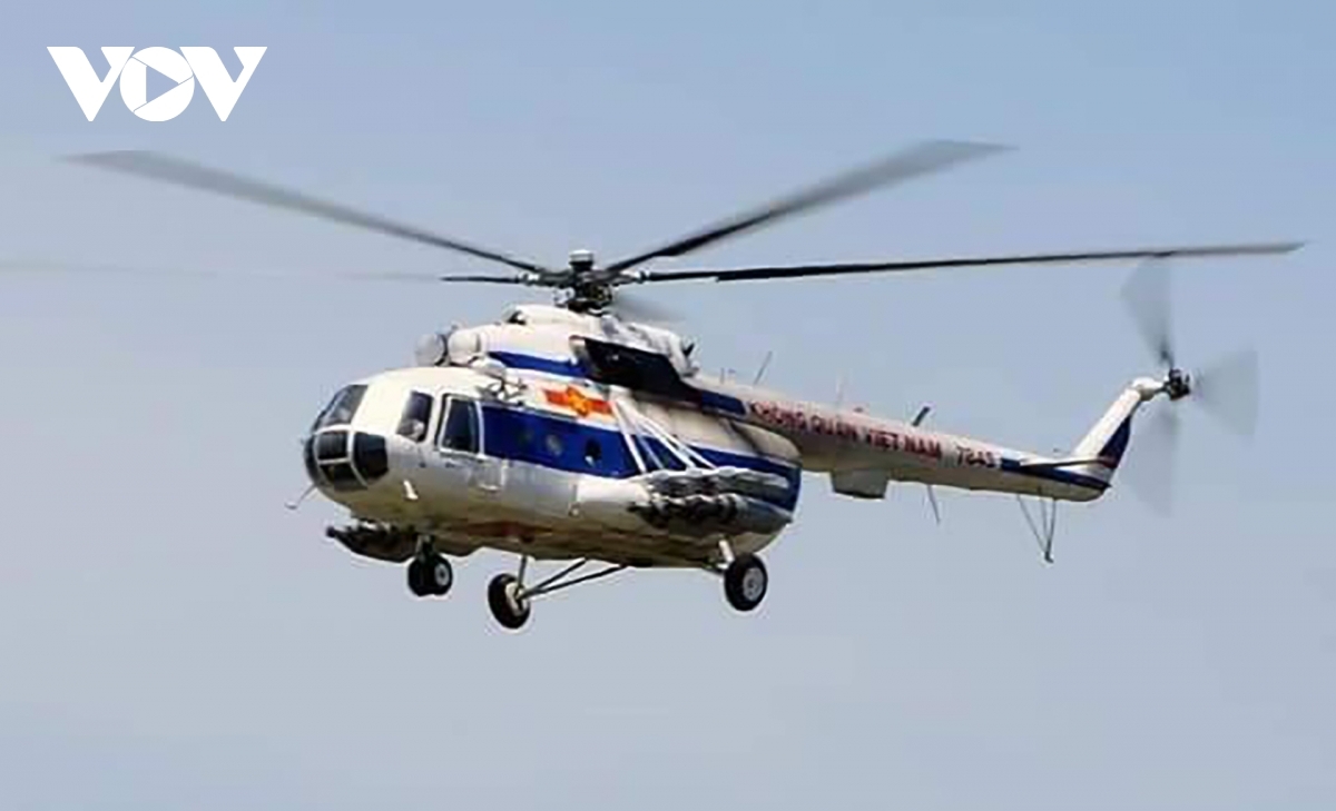 The Mi-171E&nbsp;helicopter by the Vietnamese Air Force takes off from Phu Bai airport to join in ongoing rescue efforts