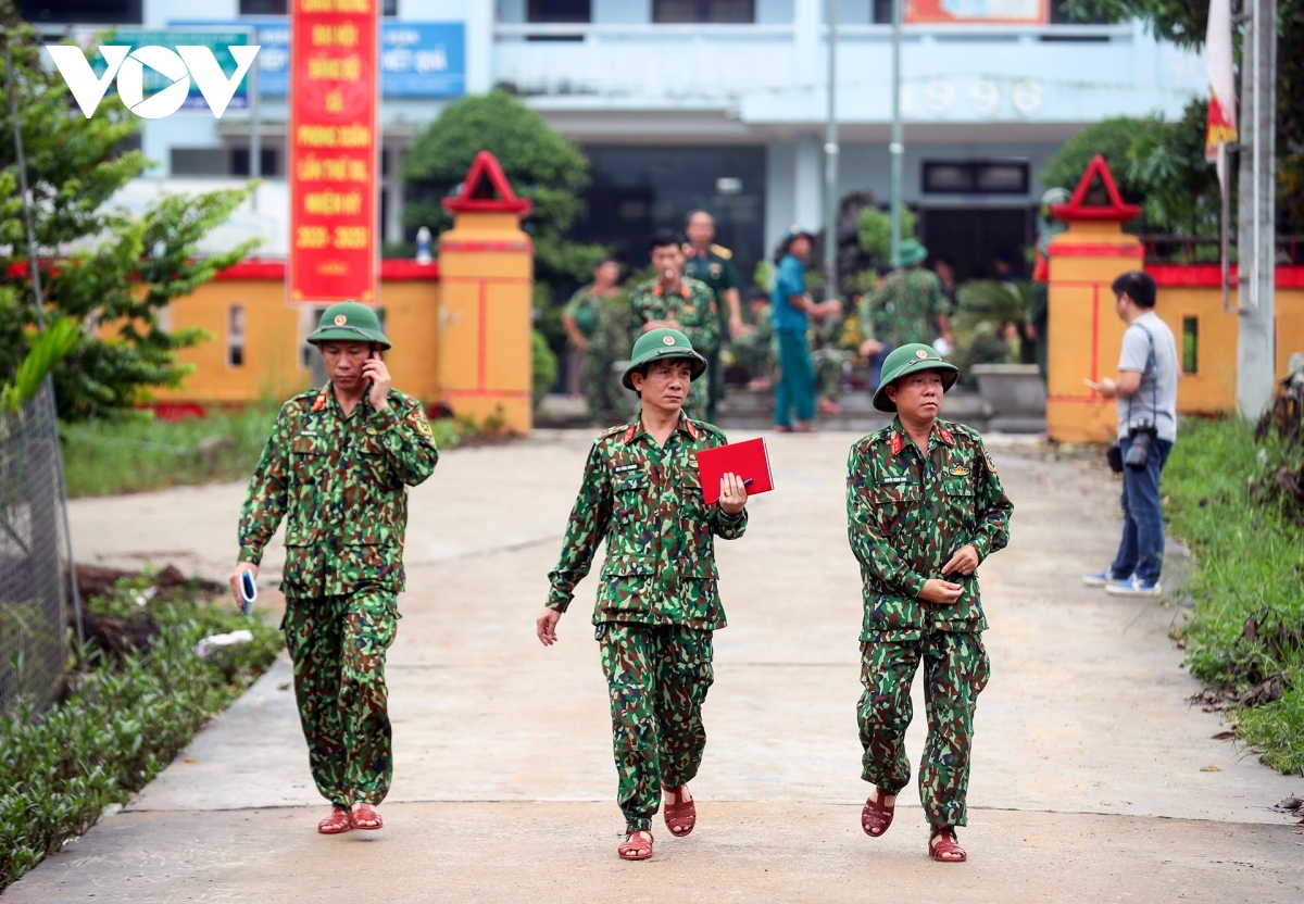 Rescue forces head towards the landslide site at the Rao Trang 3 Hydropower Plant.