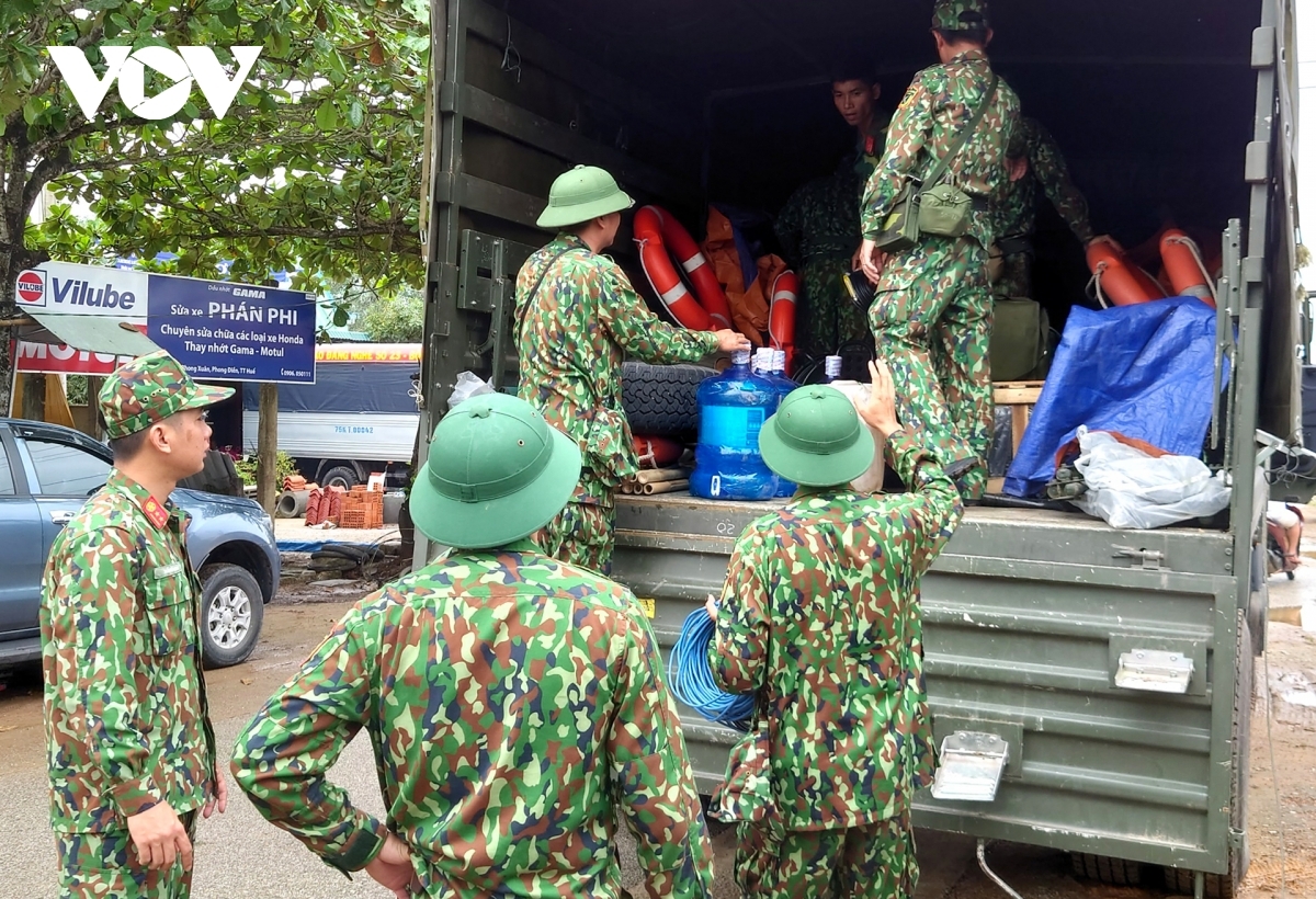 Military forces gather in front of the Phong Xuan commune People's Committee