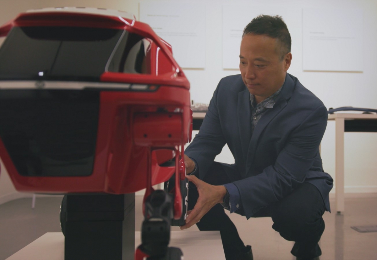 Ông John Suh, Giám đốc sáng lập của trụ sở New Horizons Studio thuộc Hyundai đang kiểm tra các bộ phận của mẫu xe Elevate đa năng đòi hỏi sức mạnh và độ gọn nhẹ vượt trội.