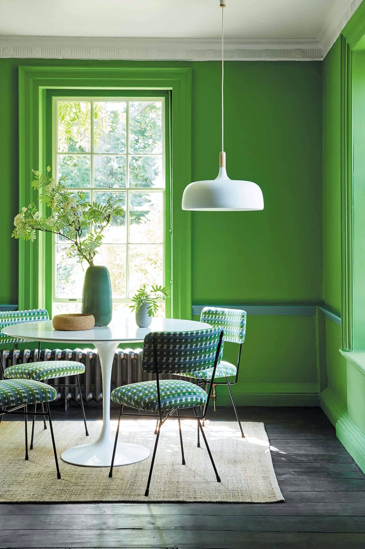 Màu xanh lá cây hoàn toàn giúp tạo nên một căn phòng đầy năng lượng, phù hợp với những gia chủ trẻ tuổi.
