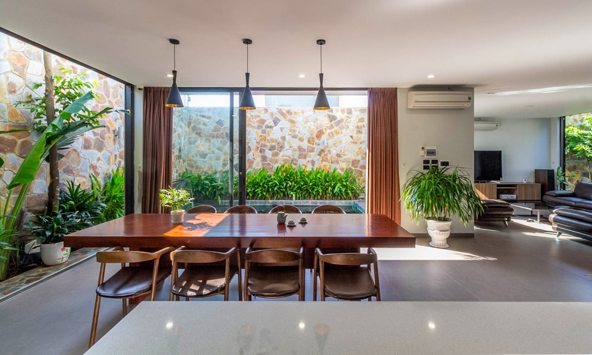 Đừng ngại việc trồng cây xanh bao vây phòng ăn nhà bạn bởi không chỉ mang lại không khí trong lành mà còn tô điểm cho không gian nhà thêm sức sống.