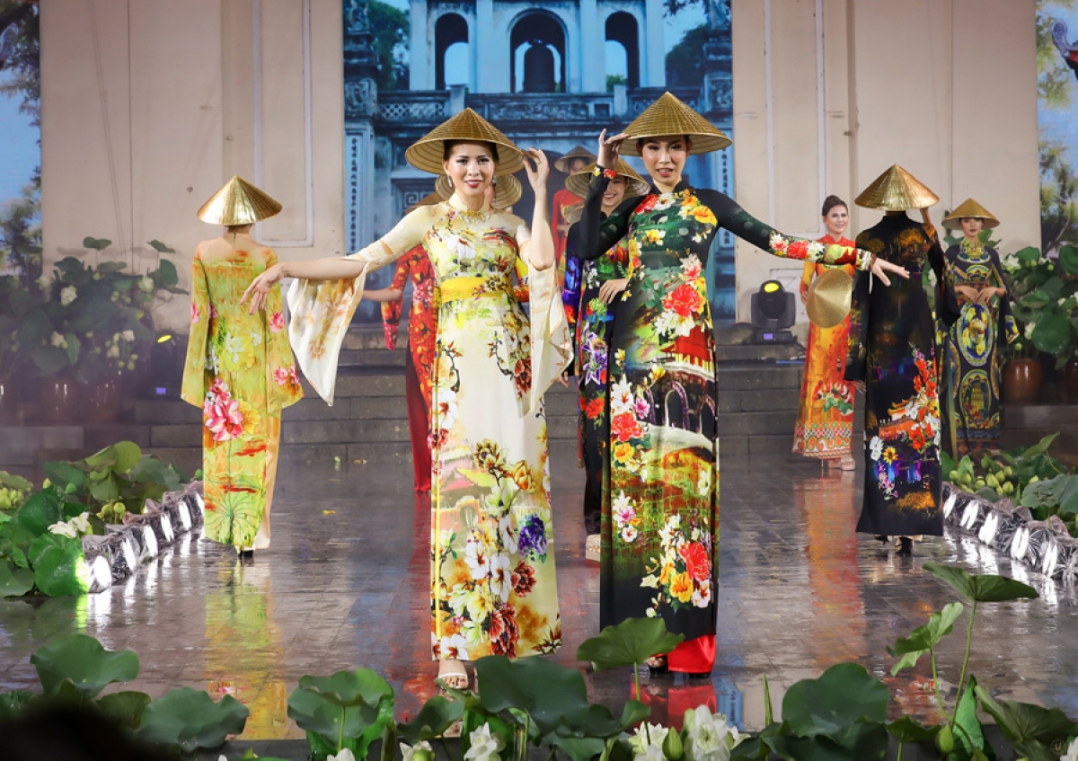 These special conical hats have been created by artisans from Kieu Ky craft village in Gia Lam district of Hanoi.