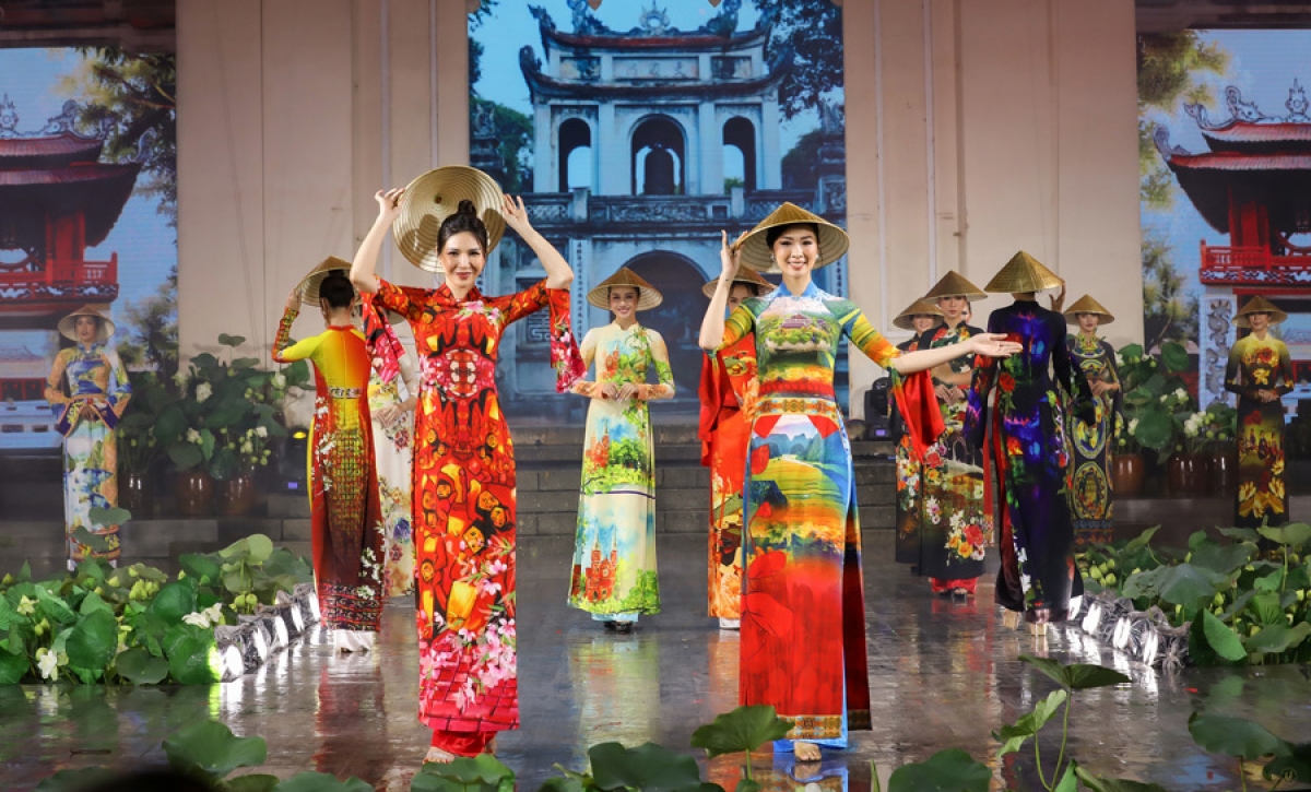 By coming up with collections featuring traditional Vietnamese clothing such as Ao Dai and Non La, designer Hoai Nam hopes to promote traditional culture whilst showcasing the nation’s craft villages to the world.