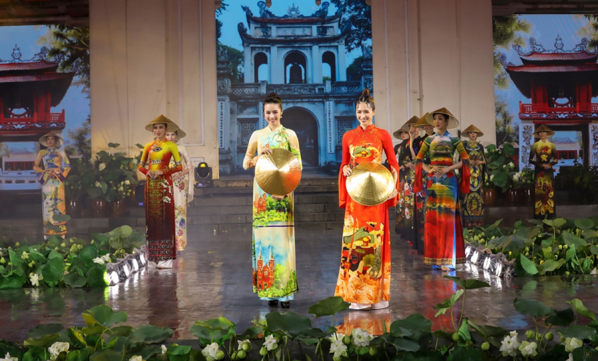 The annual event is running with the theme of “Tôi yêu Áo dài Việt Nam”, “I love Vietnamese Ao Dai” in English, and is scheduled to last until November 20.