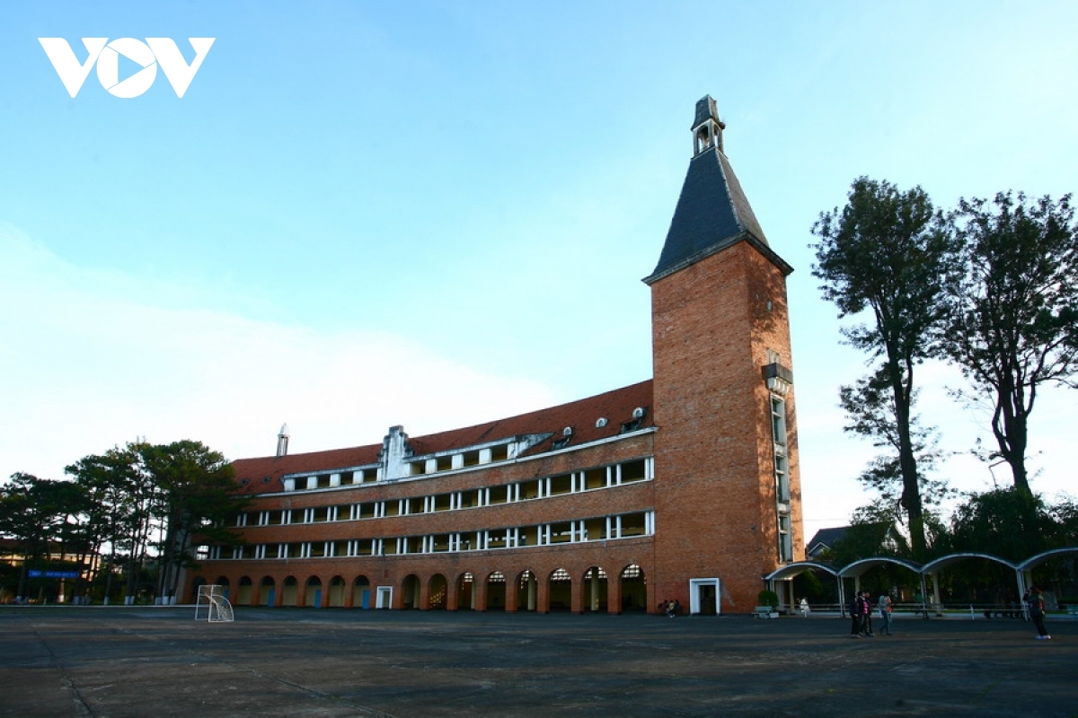 Da Lat Teacher’s Training College is widely recognised by the International Union of Architects (UIA) as one of 1,000 unique pieces of architecture worldwide in the 20th century.