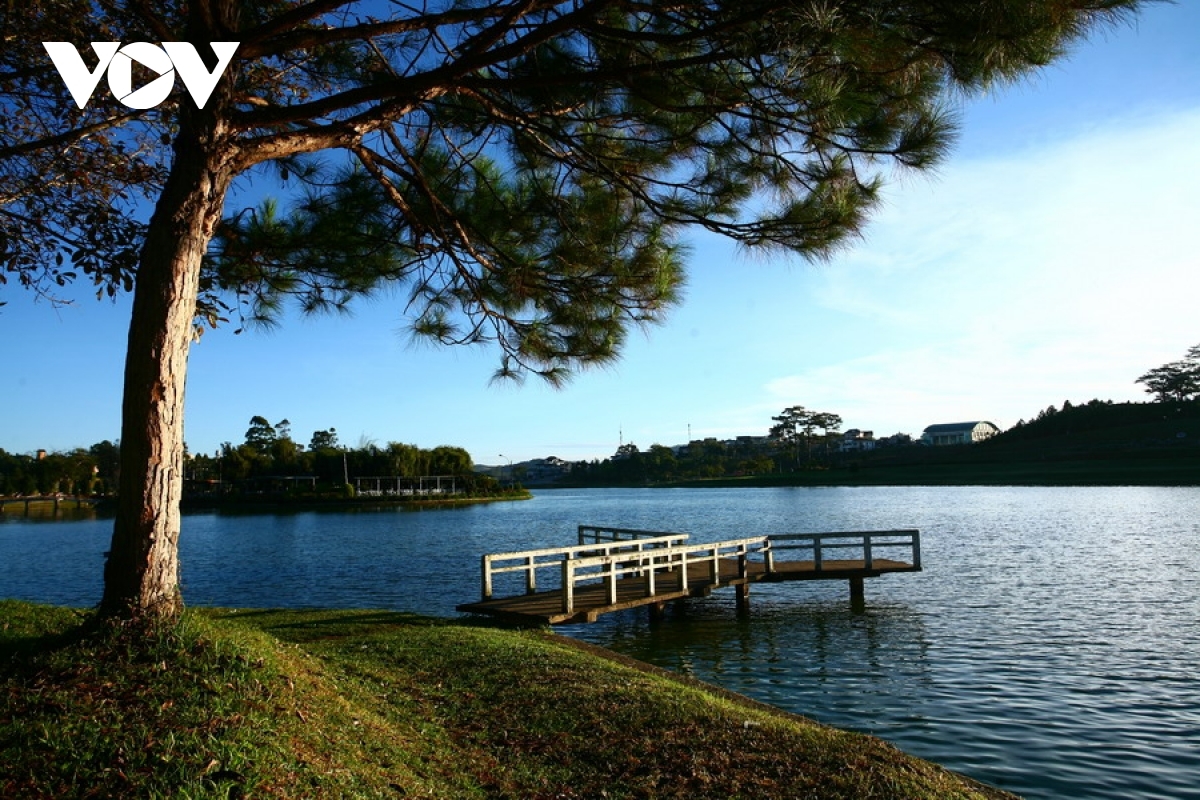 Da Lat is home to many lakes, most notably Xuan Huong lake in the centre, in addition to other sites such as Than Tho Lake, Tuyen Lam Lake, Da Thien Lake, and Chien Thang Lake.