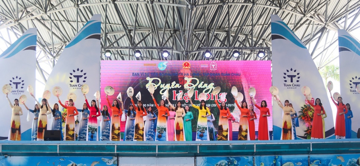 Many famous sightseeing spots in Ha Long city are featured through various Ao Dai, serving to introduce images of both a friendly and safe destination to visiting tourists.