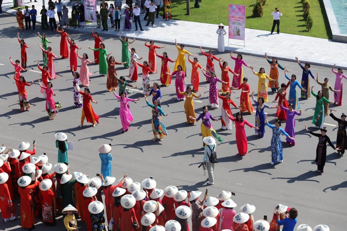 Women wearing Ao Dai put on a dance performance, drawing the attention of many local residents and tourists.