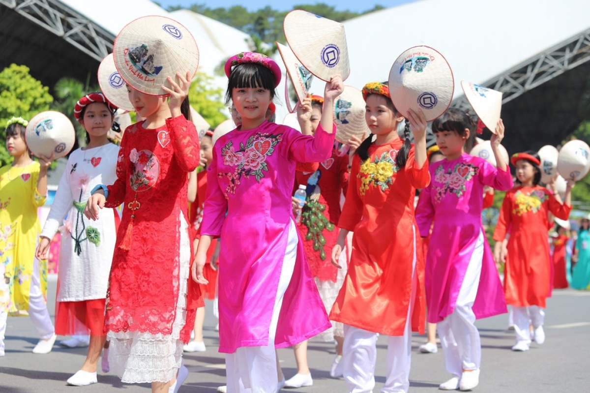Students appear wearing Ao Dai and Non La, a type of conical hat.