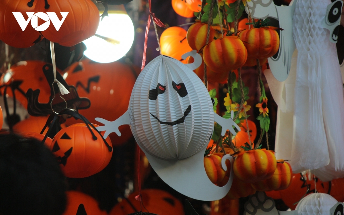 For this year’s Halloween celebrations, new special ghost-shaped lanterns appear to be one of the most popular items among young people.