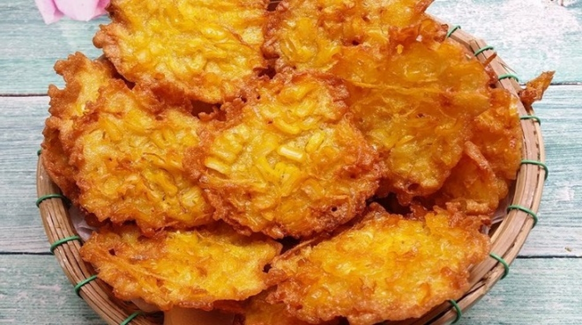 Banh ngo, fried corn cake, is among the most popular cakes for residents of the capital, especially when the weather becomes cold.