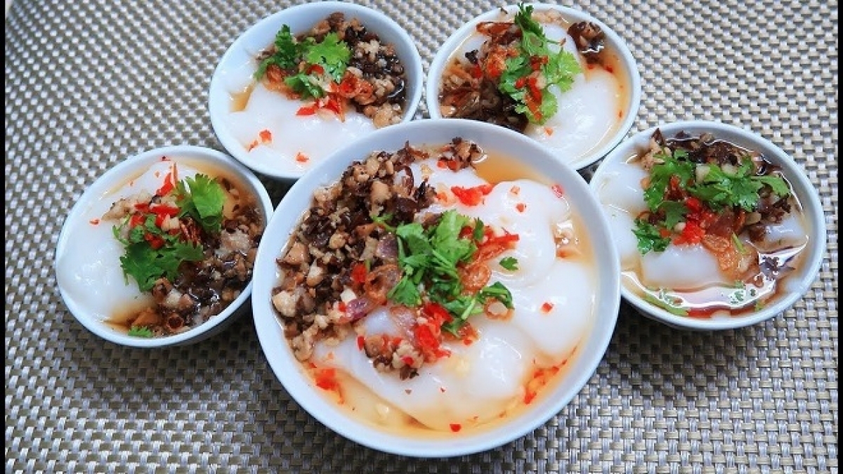 Banh duc&nbsp;is a&nbsp;Vietnamese&nbsp;steamed rice&nbsp;cake and it comes either sweet or savoury.