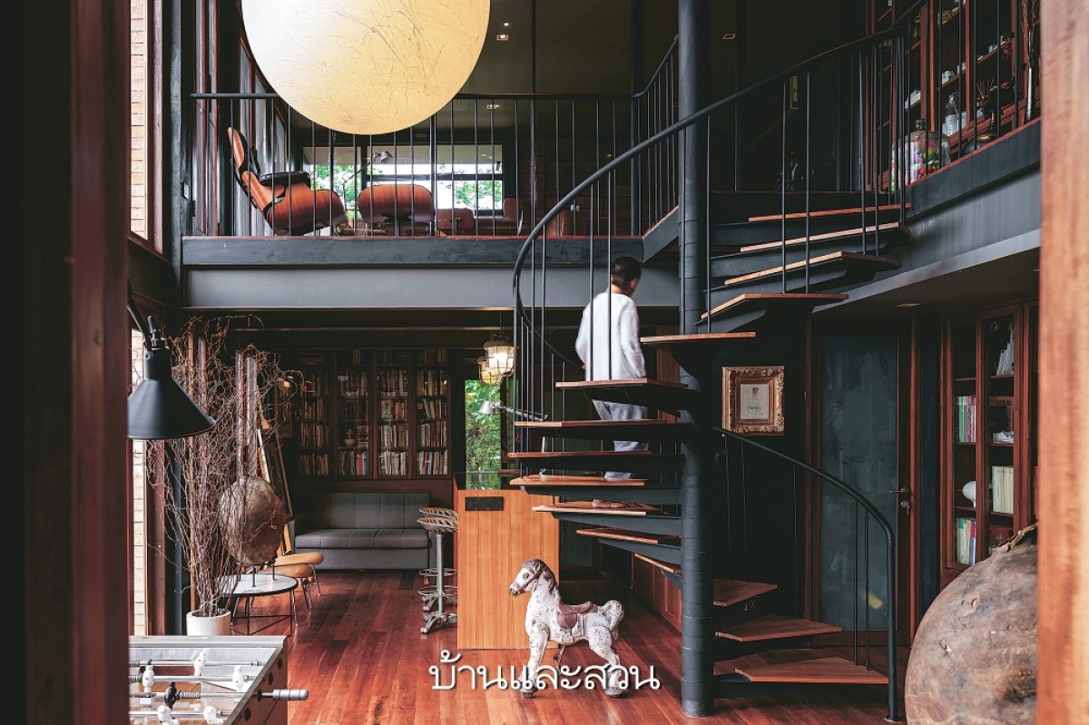 Cầu thang hình xoắn ốc tạo nên sự thú vị cho không gian.