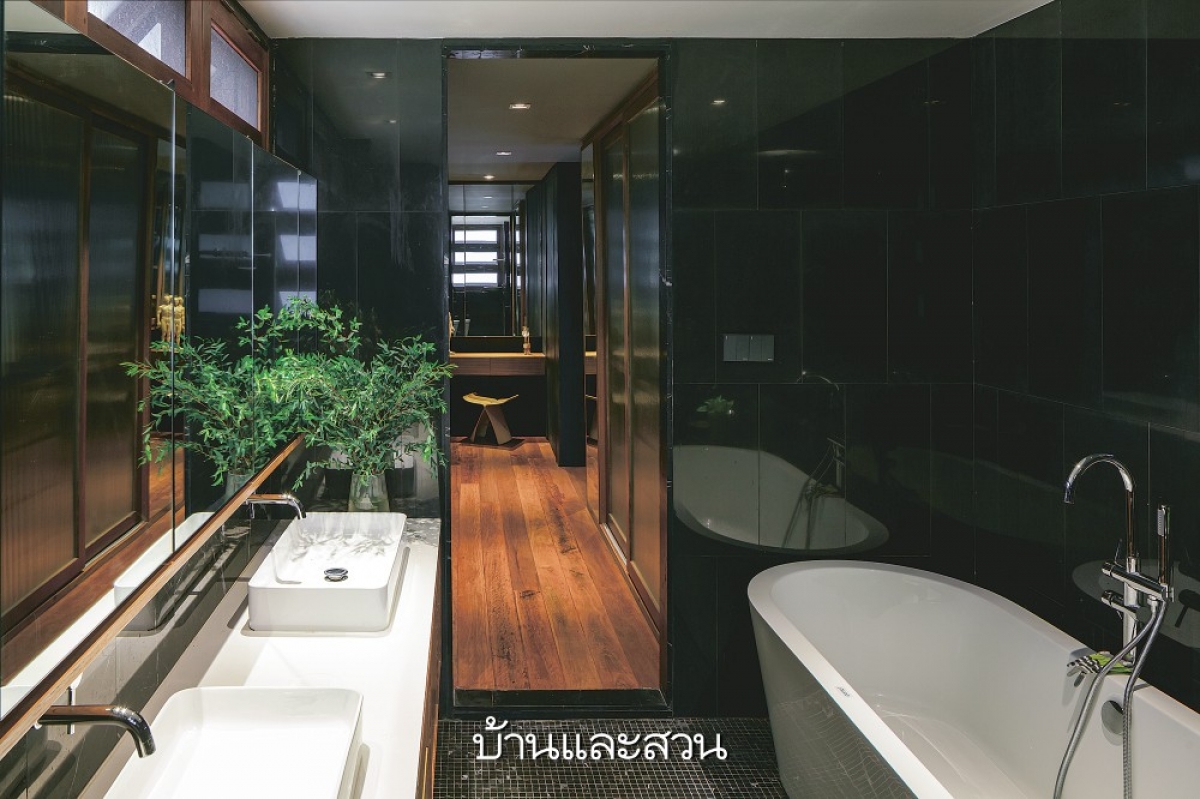 Một lần nữa, màu đen lại len lỏi vào không gian phòng tắm và nổi bật đối lập với tông màu trắng và gỗ.