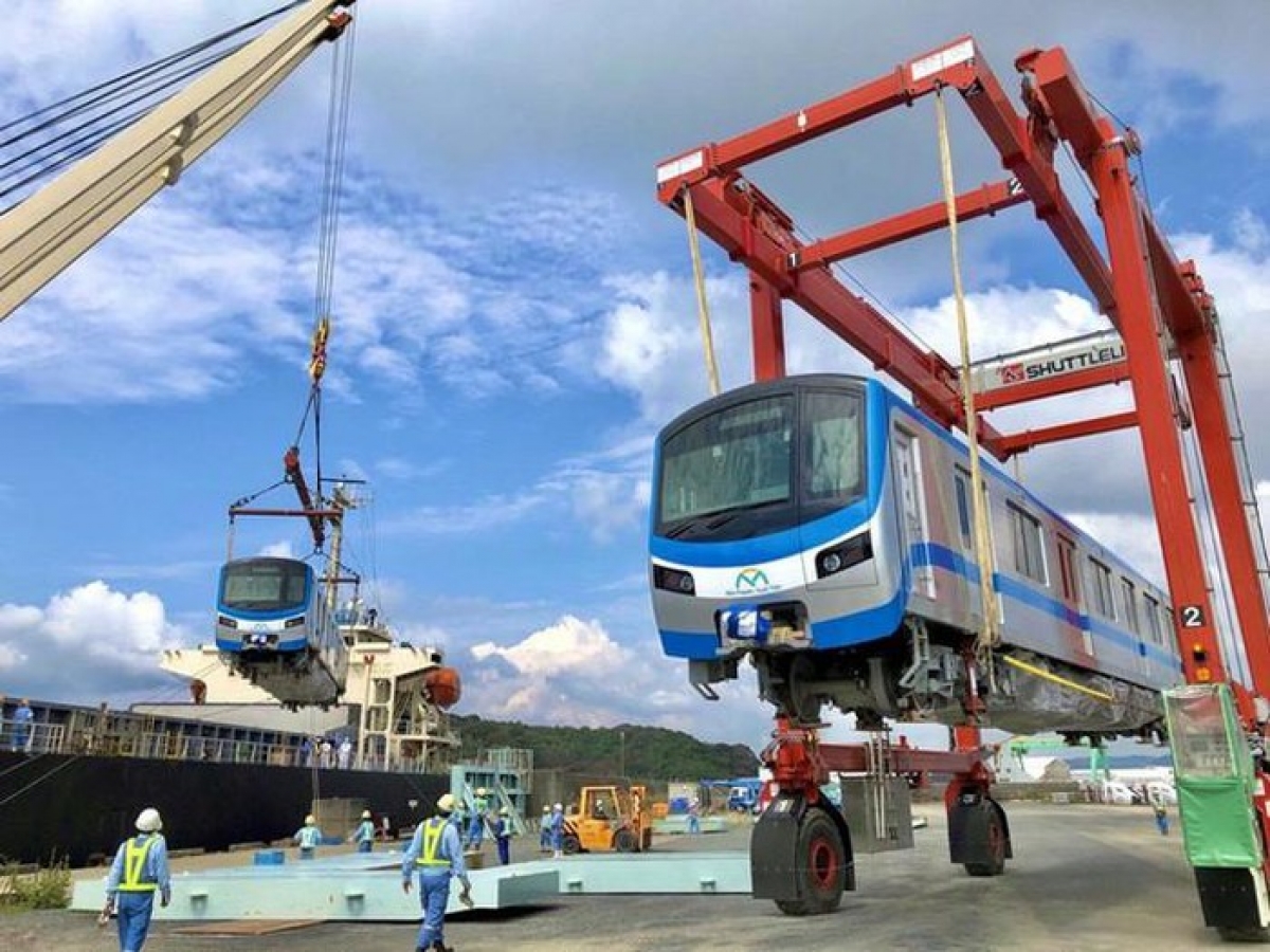 The first batch of carriages departs Kasado port in Japan before arriving at Khanh Hoi port in HCM City. Once up and running, metro route No.1 from Ben Thanh Market in District 1 to Suoi Tien theme park in District 9 will feature a total of 17 trains, all of which are made in Japan. Each train will be 61.5 metres long and will be capable of carrying 930 passengers at a time.